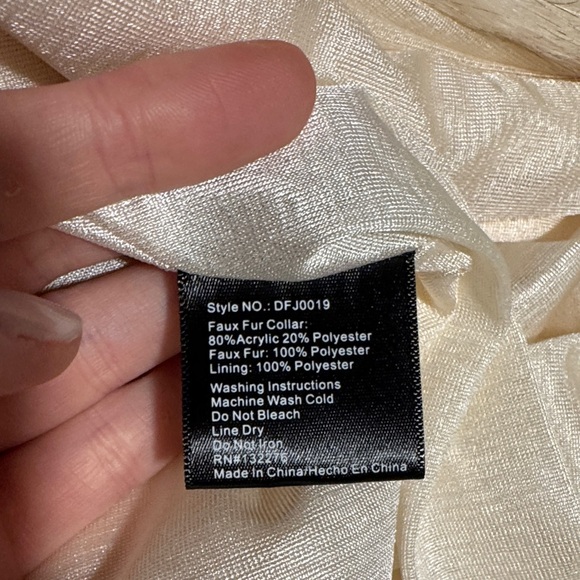 Soft Cream Faux Fur Wrap - Picture 6 of 6